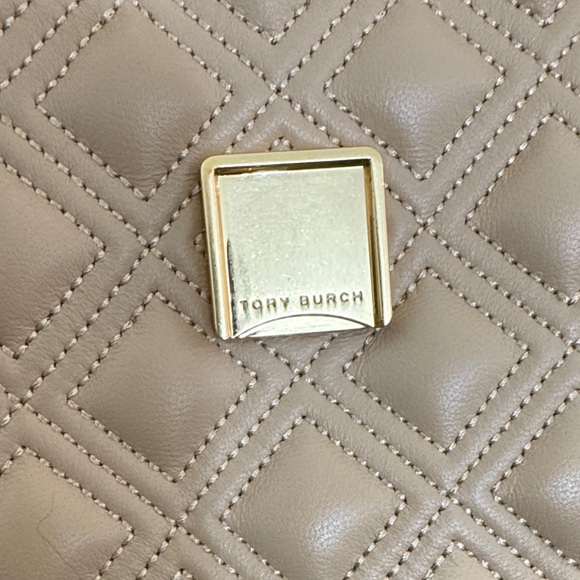 Tory Burch Beige Quilted Shoulder Bag with Gold Chain - Picture 7 of 8